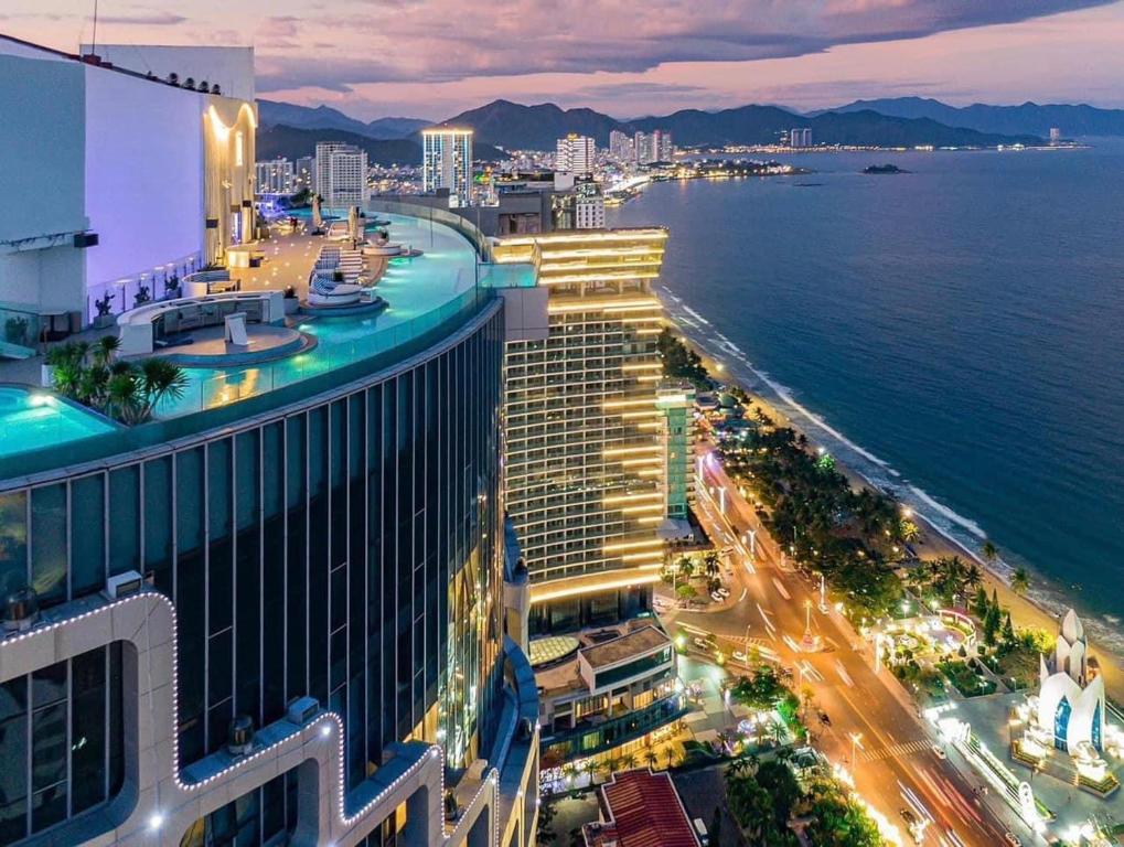 Oceanfront Suites, Căn Hộ Beachfront Nha Trang Đẳng Cấp, Nghỉ Dưỡng Sang Trọng Giữa Phố Biển