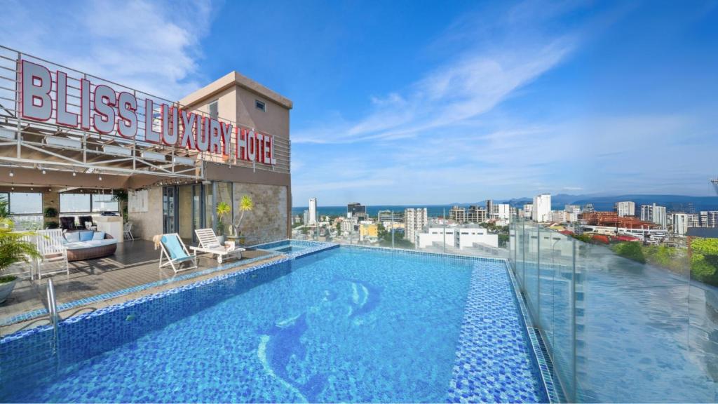 Bliss Luxury Hotel, khách sạn nghỉ dưỡng sang trọng ngay trung tâm thành phố biển
