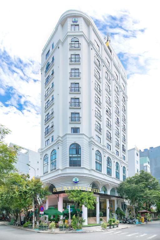 Ritzy Boutique Hotel Da Nang Beach, khách sạn sang trọng với nhà hàng quốc tế đa dạng