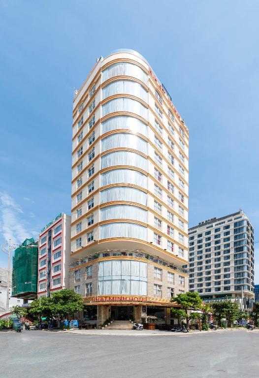Nhat Minh Hotel Đà Nẵng, khách sạn hiện đại với nhà hàng sang trọng và quầy bar phong cách